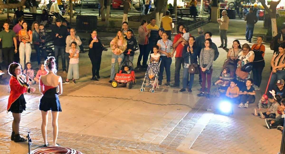 Llevan espectáculo circense y taller de Hula hoop a la Plaza Zaragoza