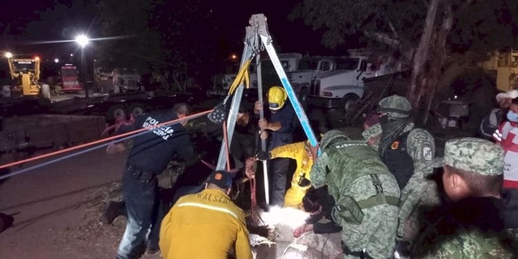 Rescatan a niña que cayó en un pozo profundo en Ciudad Obregón