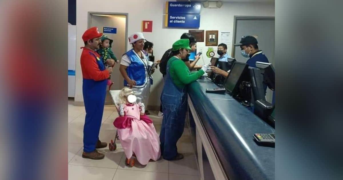 Familia mexicana va disfrazada a ver película de Mario Bros; se viralizan