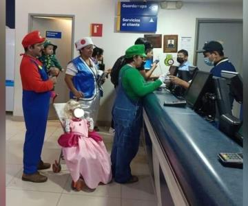 Familia mexicana va disfrazada a ver película de Mario Bros; se viralizan