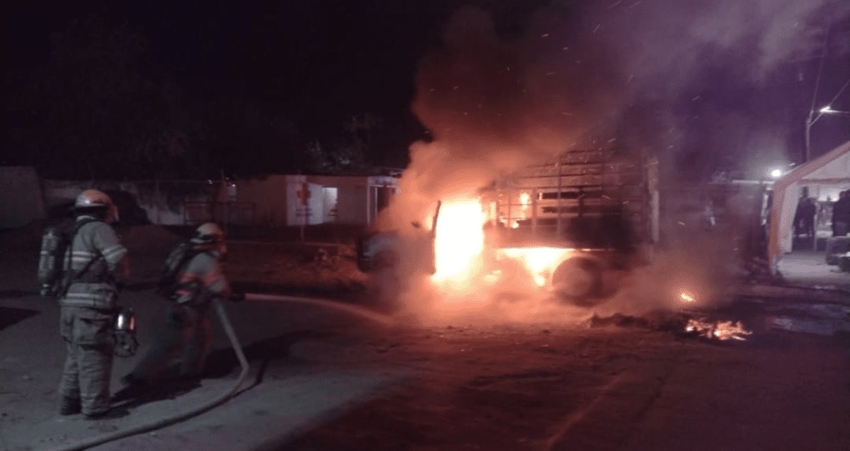 Por cortocircuito se incendia camioneta en carretera