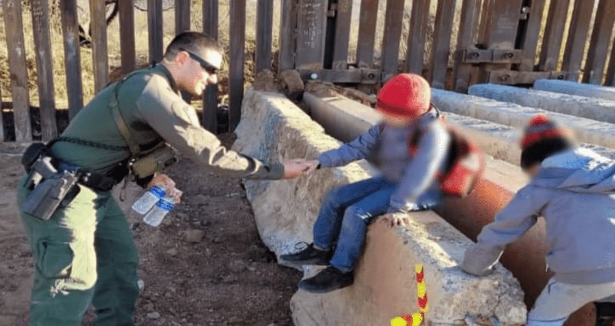 Traficantes de humanos abandonan a dos niños en frontera