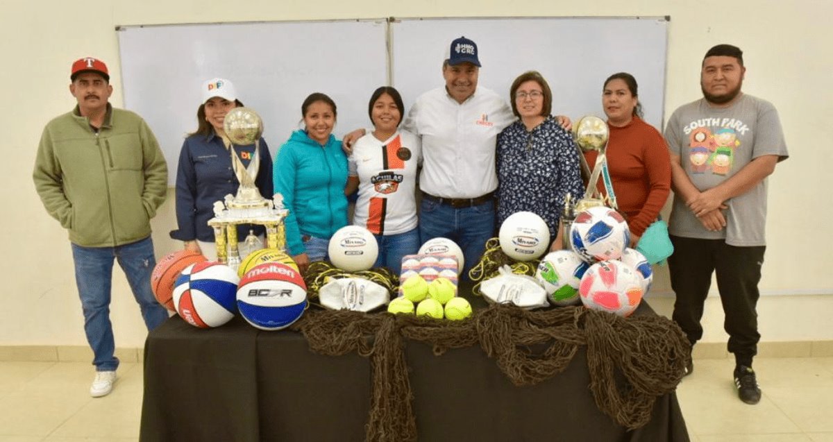 Toño Astiazarán hace entrega de material deportivo a Cobach Bahía de Kino