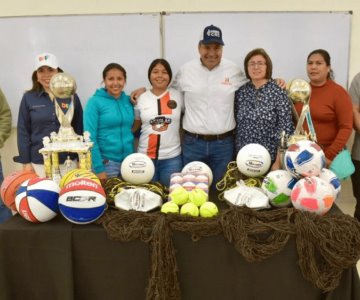 Toño Astiazarán hace entrega de material deportivo a Cobach Bahía de Kino