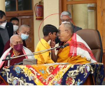 Señalan a Dalai Lama de abuso infantil tras polémico video en la India