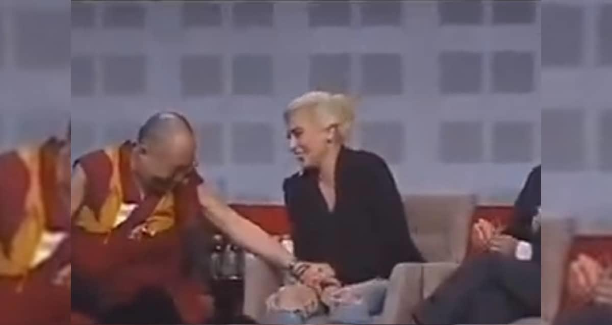Sale a la luz video del Dalái Lama tocando las piernas de Lady Gaga