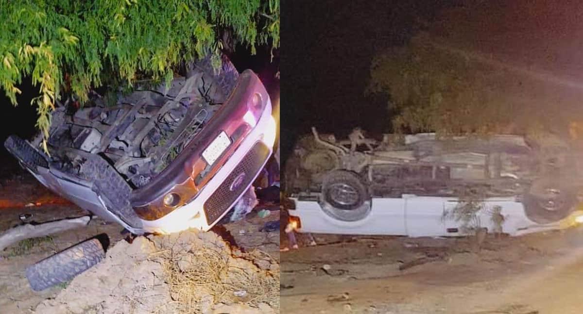 Sale de la carretera, vuelca y choca contra árbol