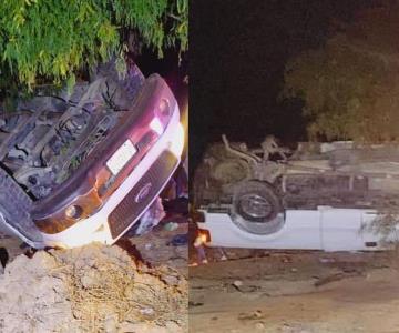 Sale de la carretera, vuelca y choca contra árbol