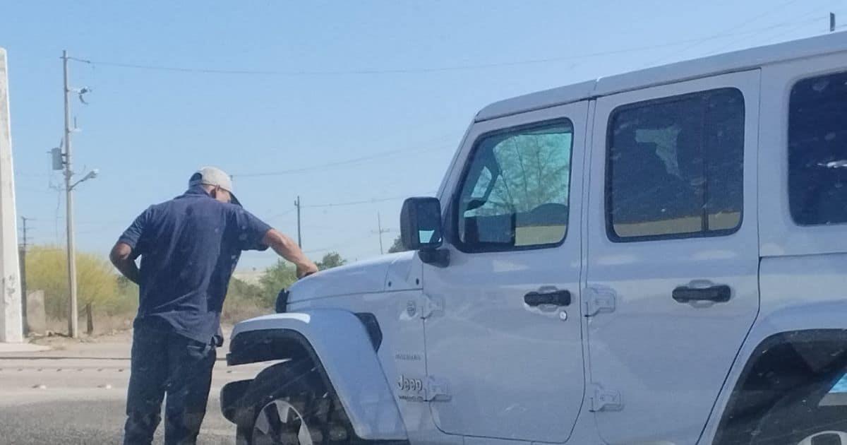 De esto vivimos; vuelven limpiavidrios a cruceros de Navojoa