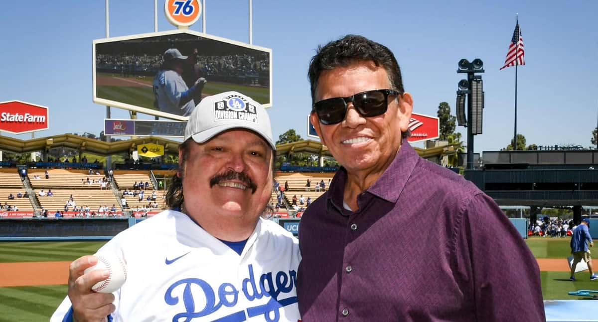 Ramón Ayala y Fernando Valenzuela lanzan primera bola en Dodgers Stadium