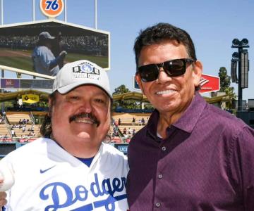 Ramón Ayala y Fernando Valenzuela lanzan primera bola en Dodgers Stadium