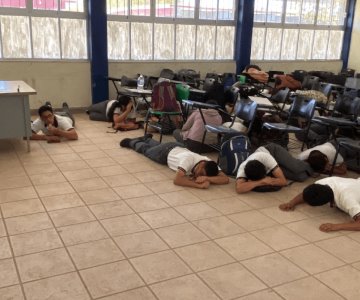 Estudiantes de CBTIS aprenden a actuar ante balaceras en Simulacro Nacional