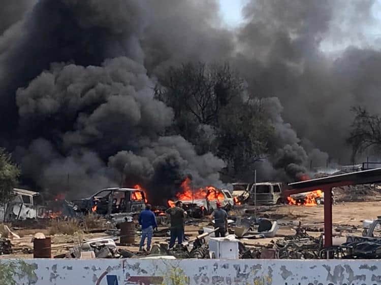 Más de 20 autos calcinados dejó el incendio al norte de Hermosillo