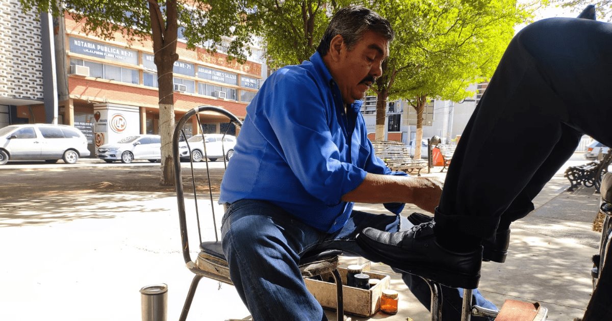 Bolero: un oficio centenario que Oscar ofrece en las calles de Hermosillo