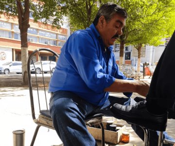 Bolero: un oficio centenario que Oscar ofrece en las calles de Hermosillo