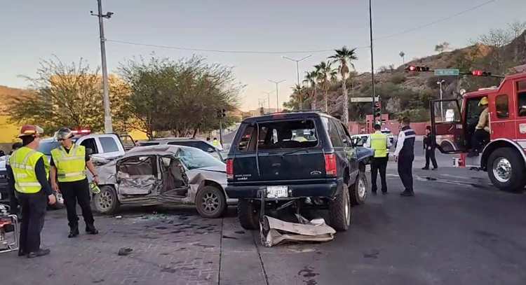 Se pasa el semáforo en rojo y sufre aparatoso choque; mujer queda prensada