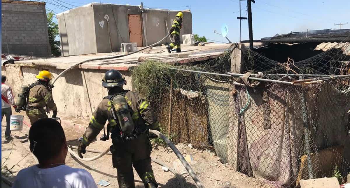 Bomberos de Hermosillo maniobran por techos para sofocar incendio