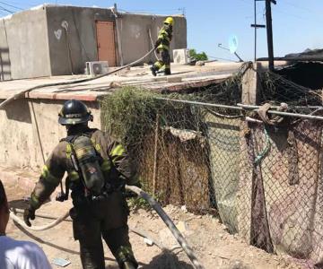 Bomberos de Hermosillo maniobran por techos para sofocar incendio