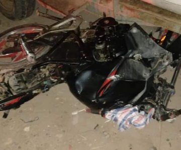 Muere motociclista tras ser impactado por pickup en carretera