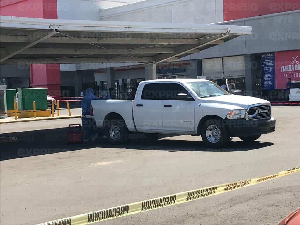 Asesinan a un hombre en estacionamiento de plaza comercial en Hermosillo