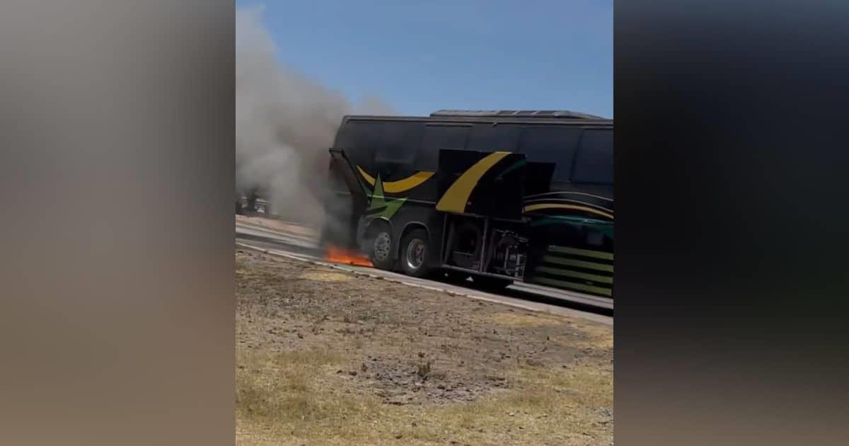 Camión de Grupo La Kaña se incendia rumbo a Cananea