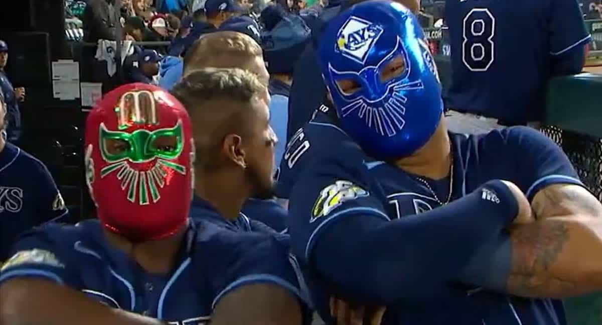 Randy Arozarena celebra jonrón de Isaac Paredes con máscara de luchador
