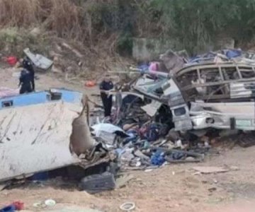 Autobús cae a barranco y deja 18 muertos; hay más de 11 niños heridos