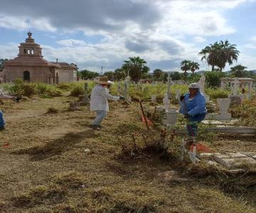 Refuerzan limpieza de panteones para 10 de mayo en Guaymas