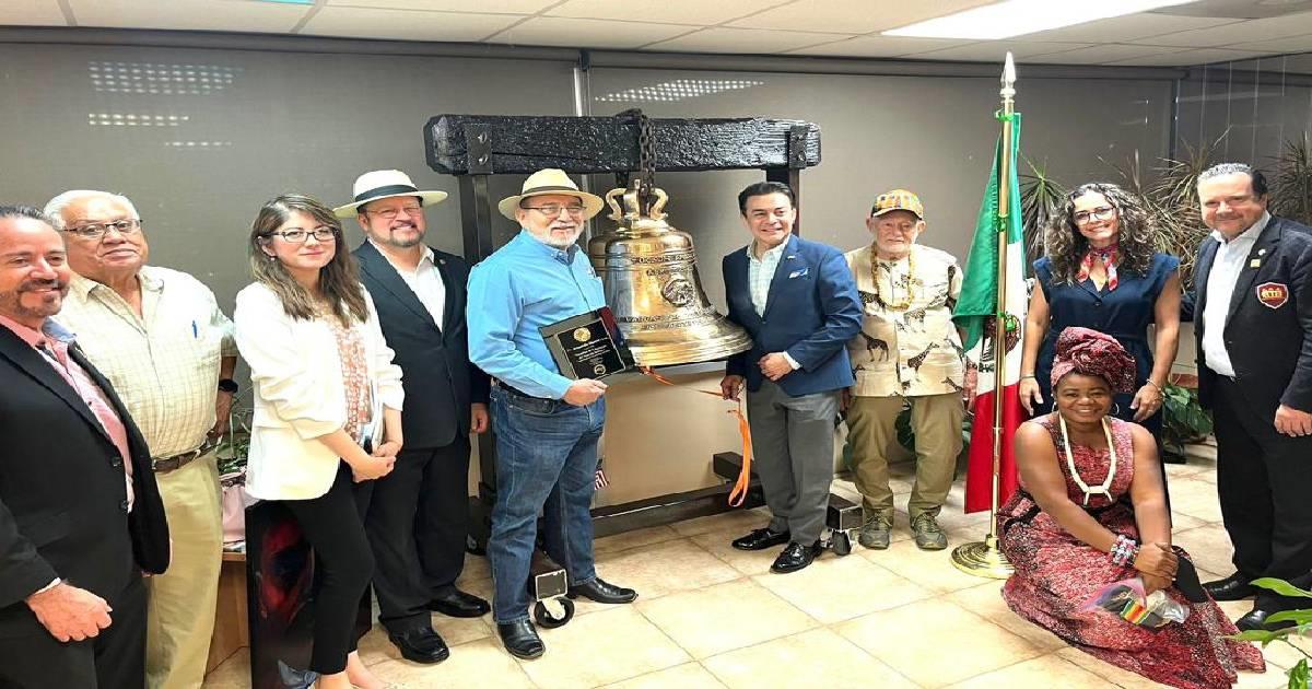Rector de UES recibe premio de Hombre del Año en Sonora