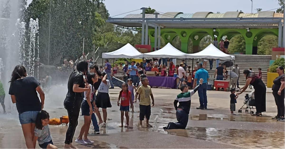 Niños y niñas festejan su día en el Parque Infantil