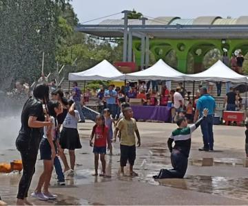 Niños y niñas festejan su día en el Parque Infantil