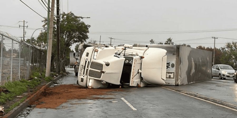 Se vuelca tráiler cargado con 35 toneladas de velas; le ganó la curva