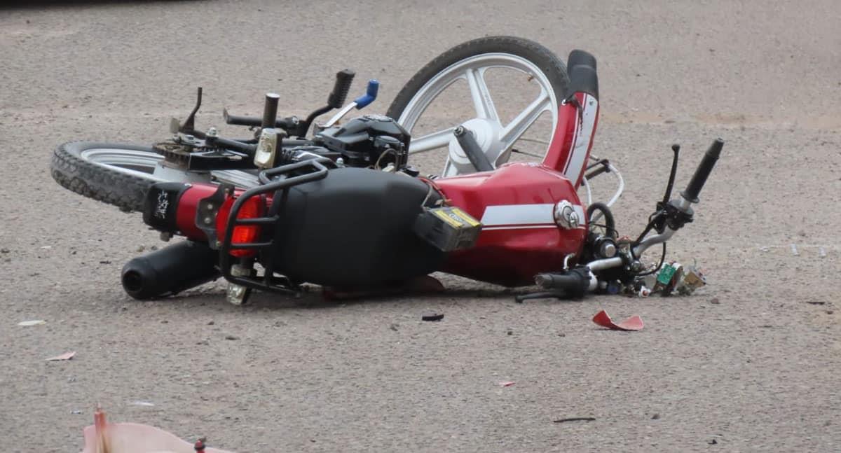 Motocicleta impacta contra patrulla de AMIC en Cajeme; fallece menor