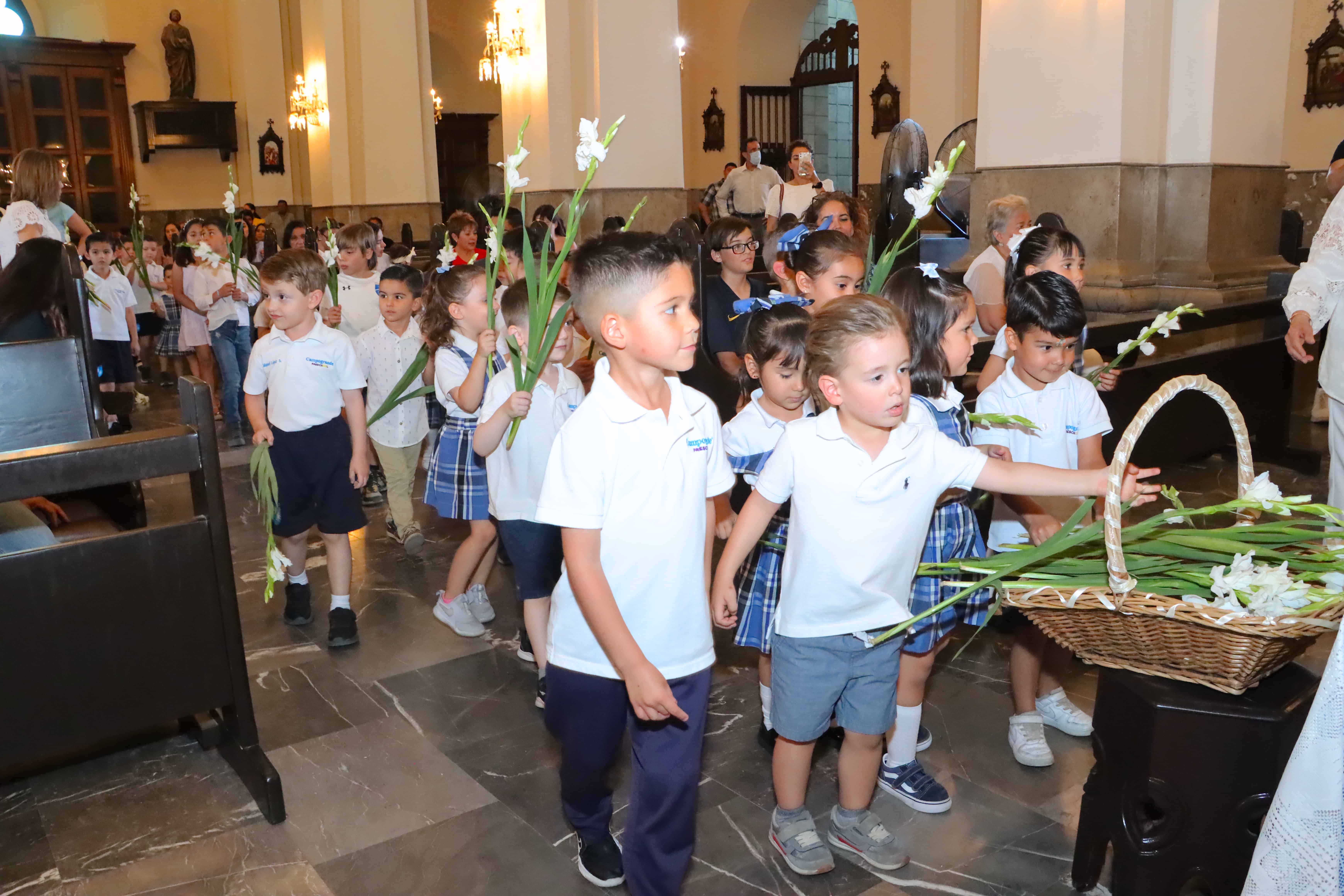 Ofrecen flores a la Virgen María