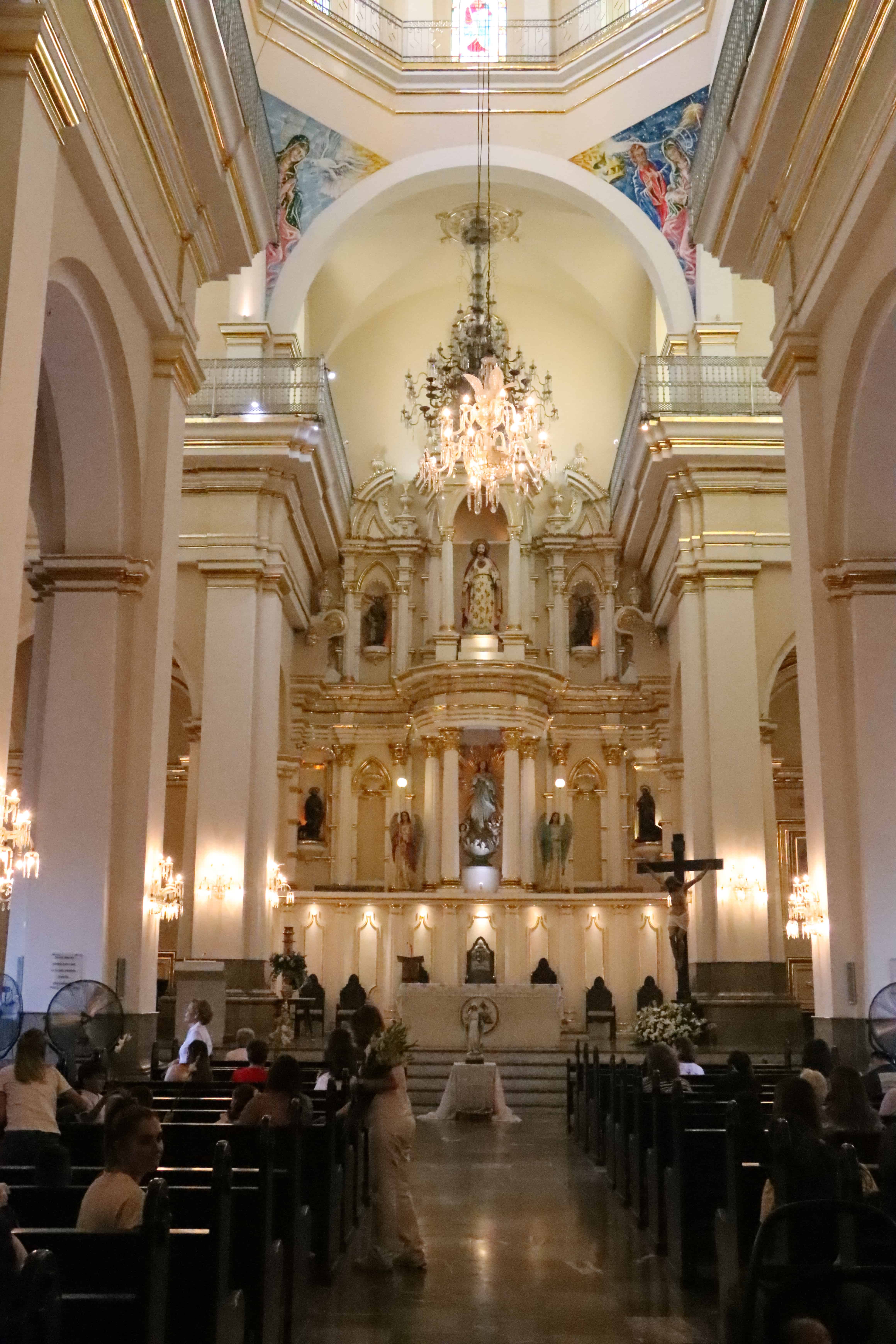 Ofrecen flores a la Virgen María