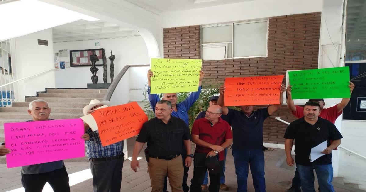 Policías Municipales de Navojoa se manifiestan para exigir su jubilación