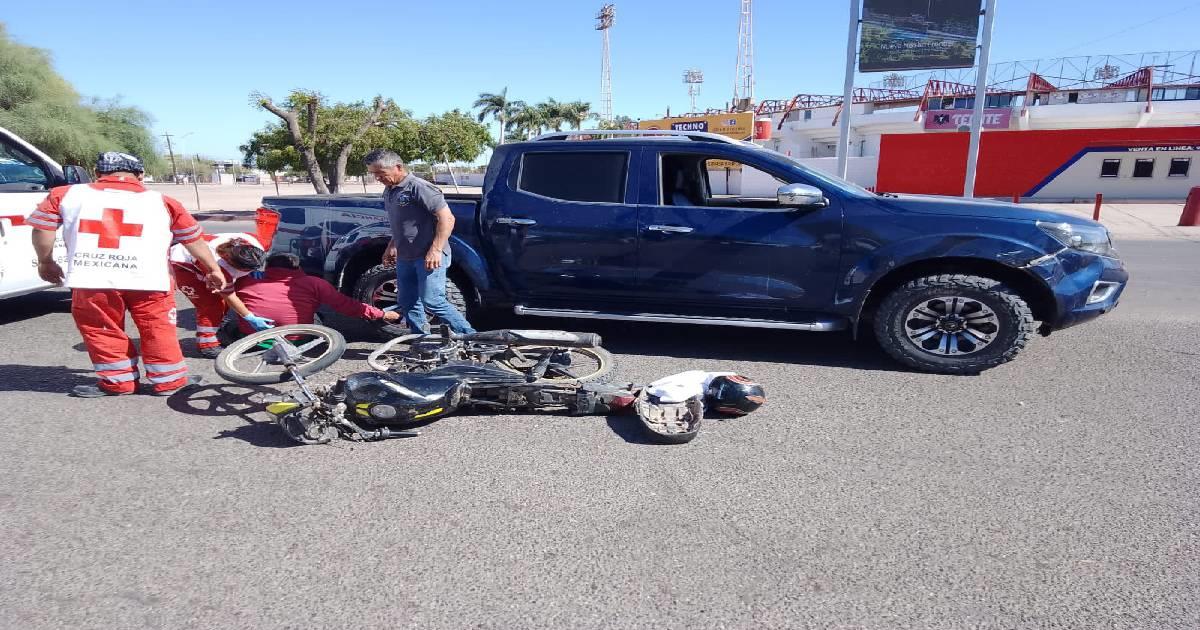 Motociclista ignora alto y choca contra pick up