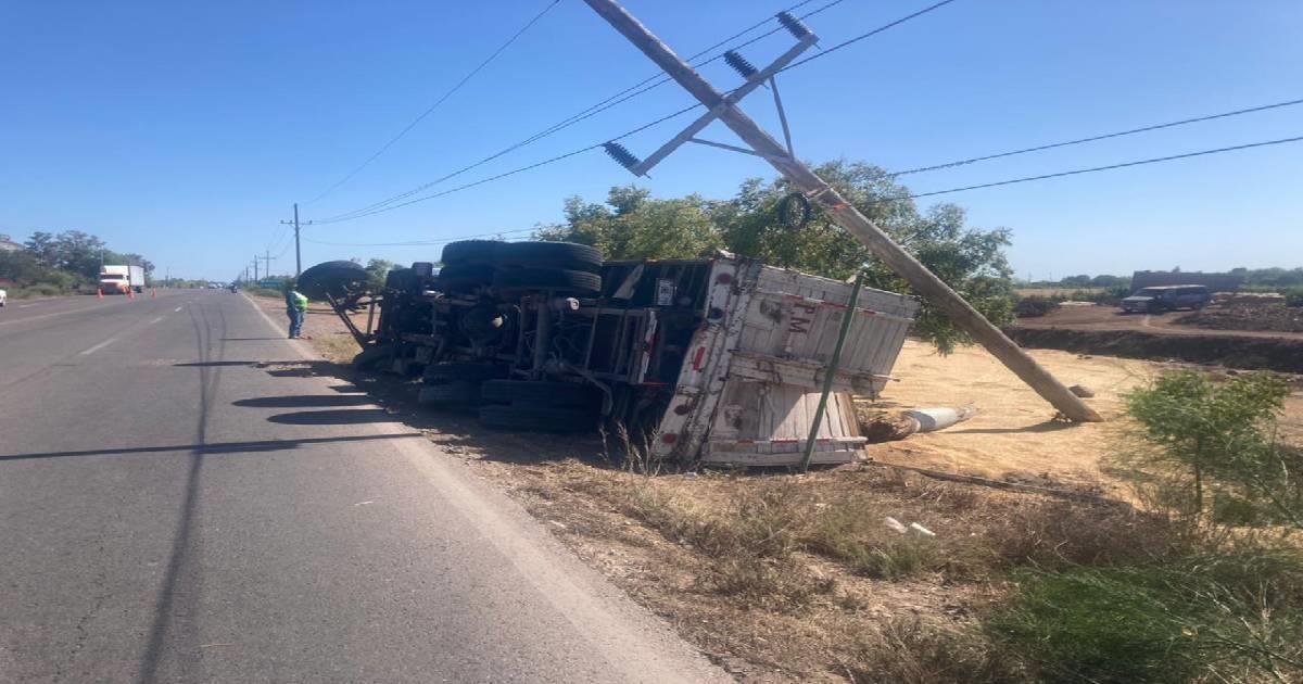 Camión tipo torton se volcó en carretera Huatabampo-Etchojoa