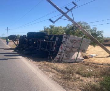 Camión tipo torton se volcó en carretera Huatabampo-Etchojoa