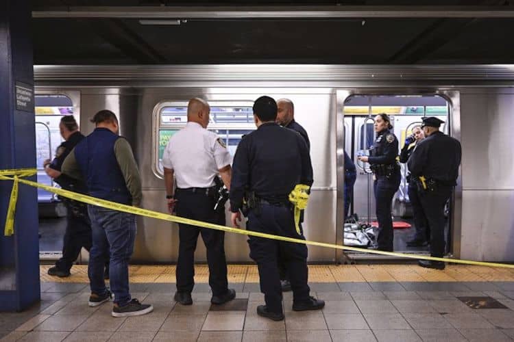 Veterano asesina a imitador de Michael Jackson en metro de Nueva York