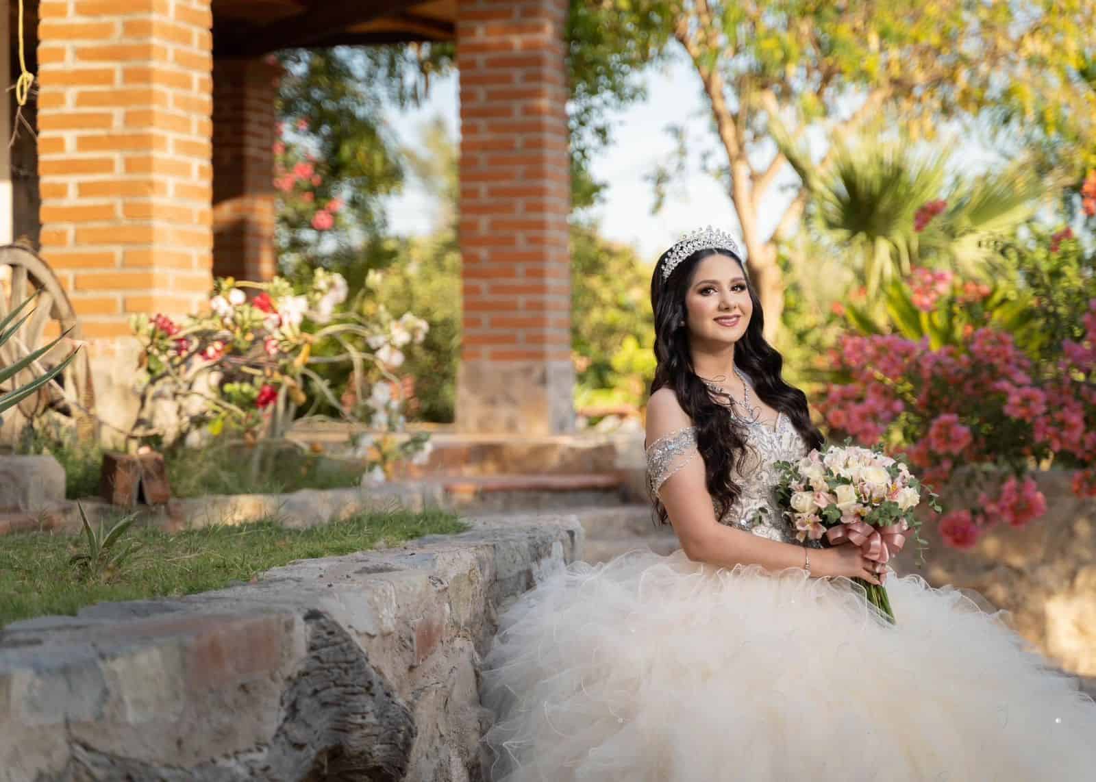 Ximena Armenta Munguía es una bella quinceañera