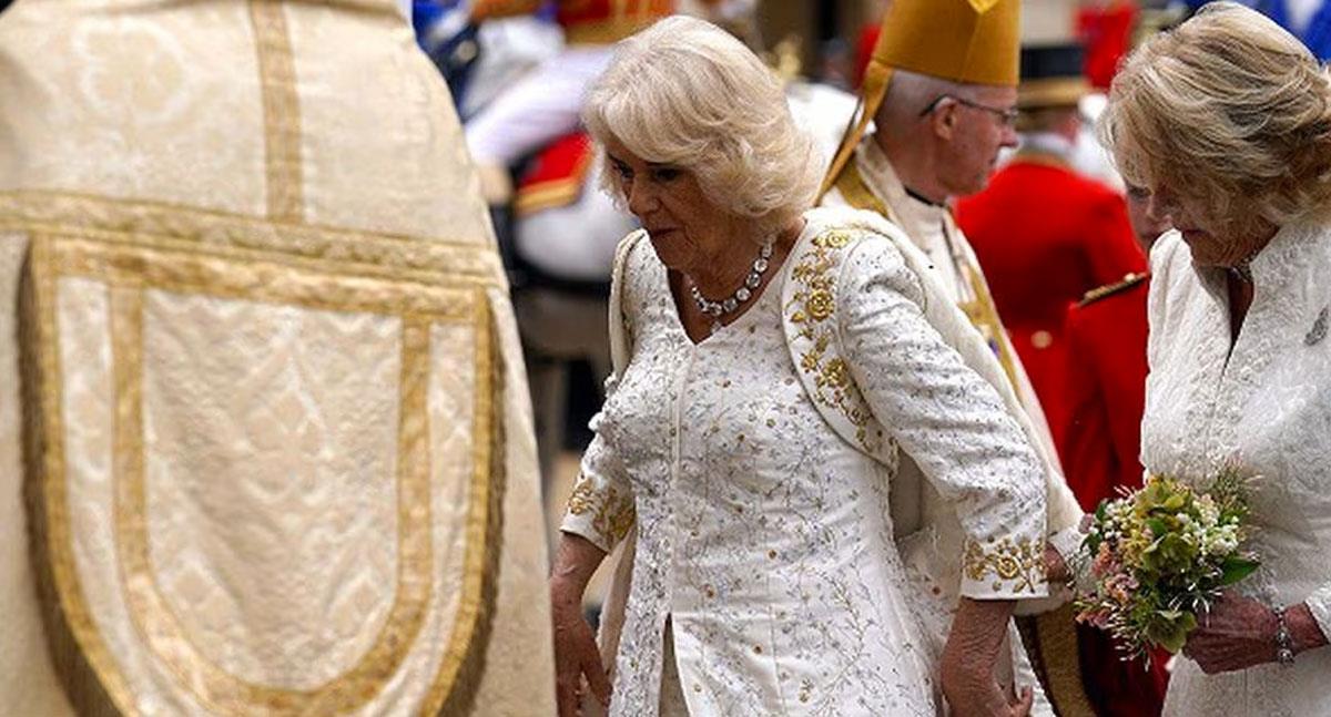 El vestido memorable que lució la reina Camila para la coronación