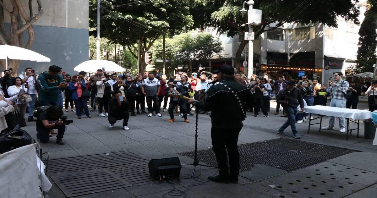 Juanes sorprende a fans con concierto urbano en las calles de CDMX