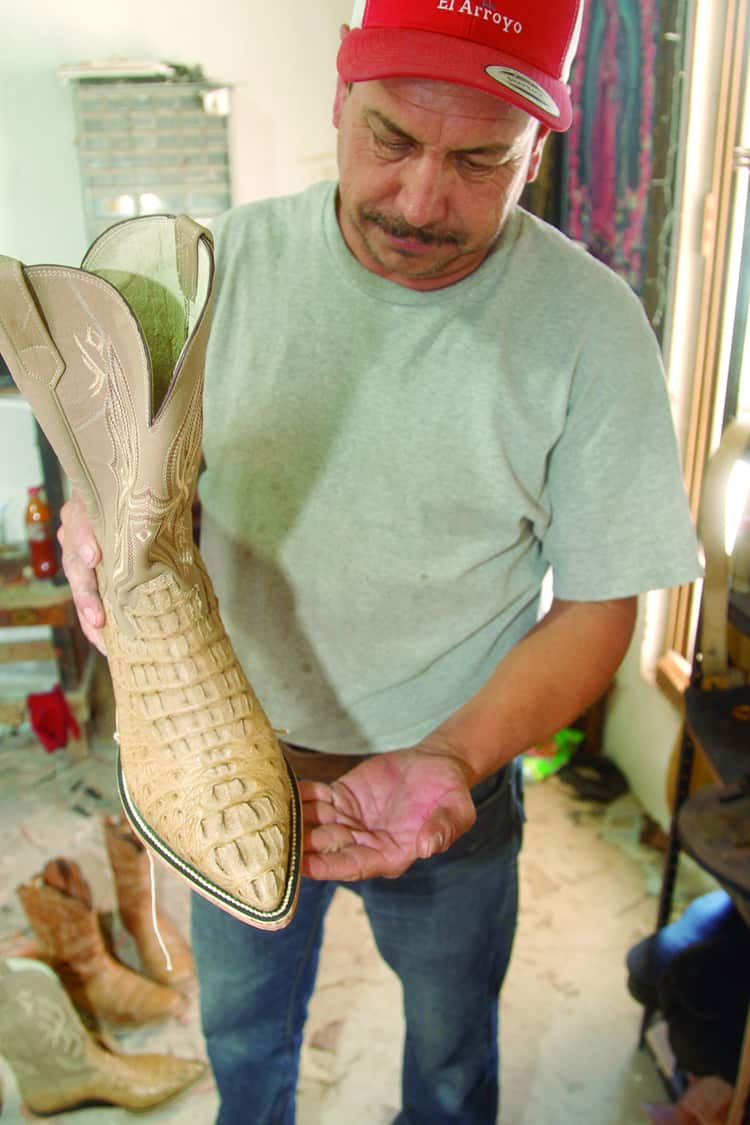 El Chico Botas le fabrica a los vaqueros más exigentes en Moctezuma