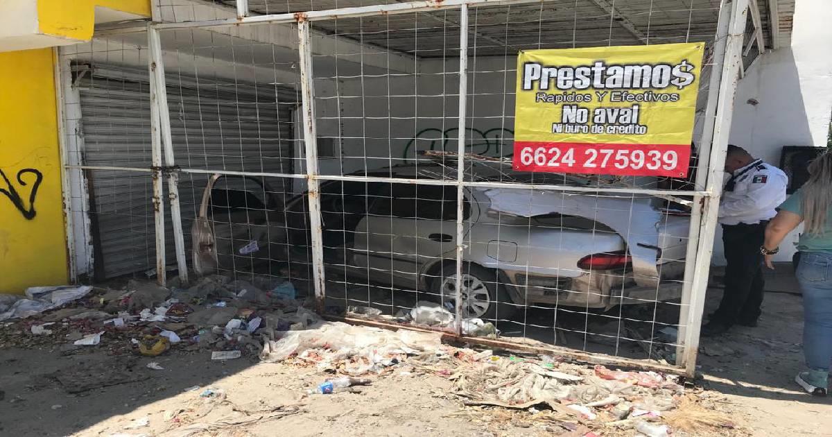 Vehículo pierde el control y termina dentro de negocio en Hermosillo