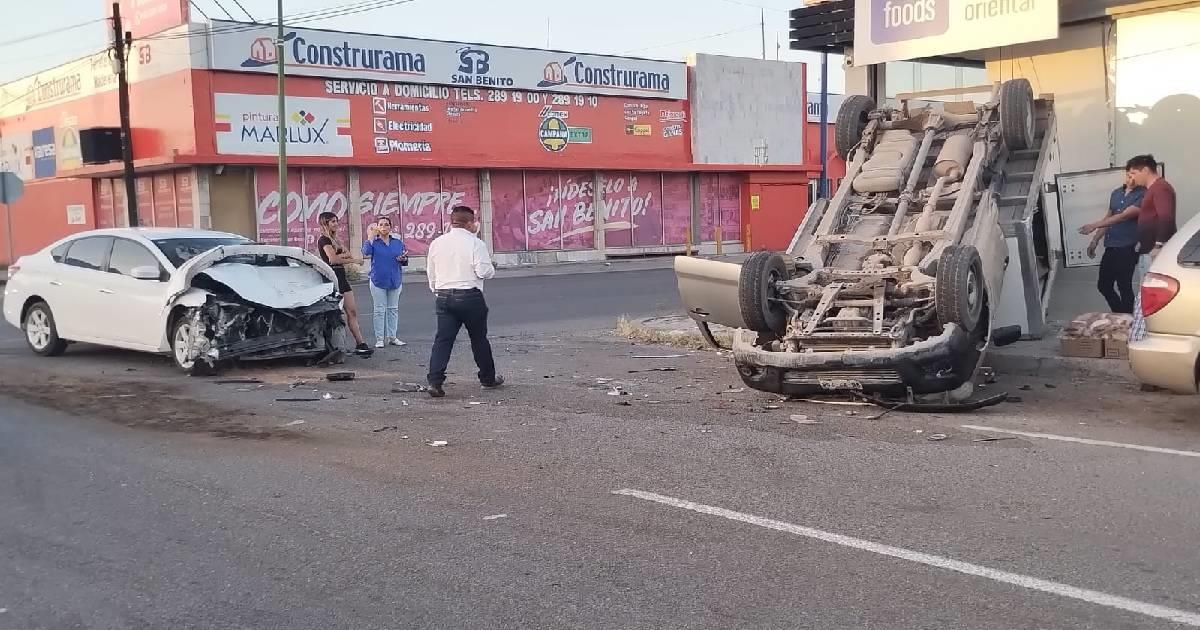 Fuerte colisión de vehículos terminó con volcamiento en San Benito