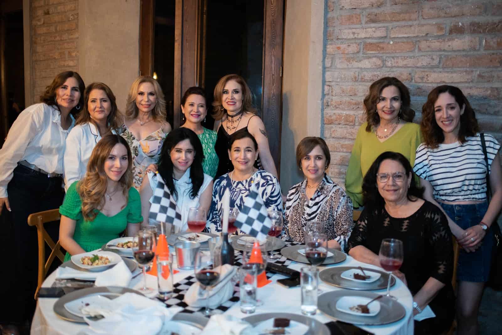 Luz María y Elsa celebran sus 60 con mucha energía