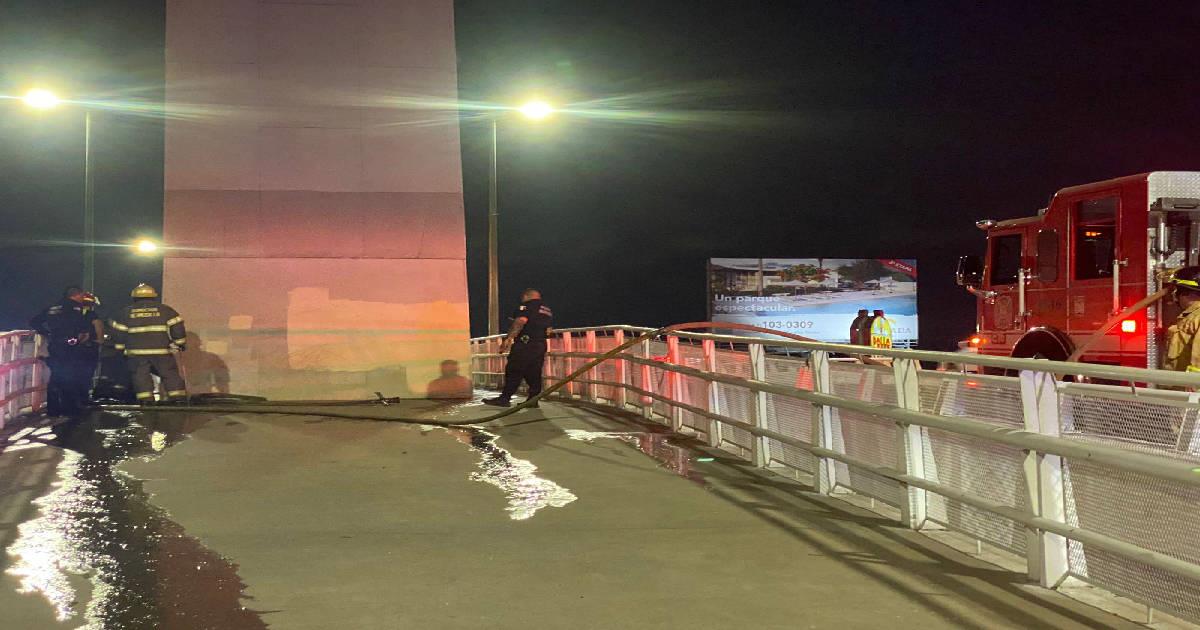 Sofocan bomberos conato de incendio en puente de bulevar Morelos