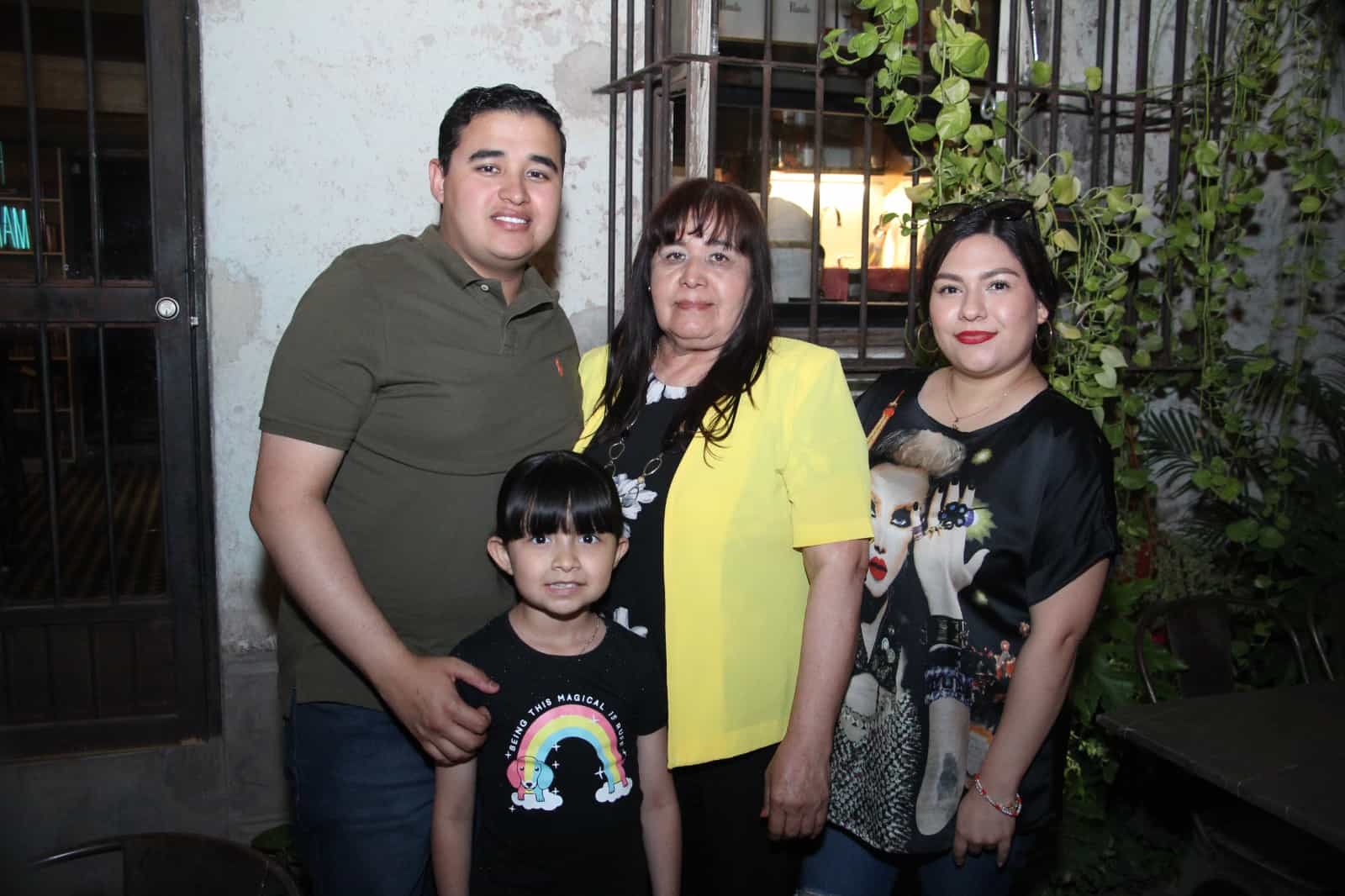 Se reúnen amigos y familias 