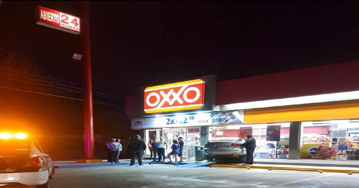 ¡Compermiso! Automóvil se mete hasta la caja de una tienda en Navojoa